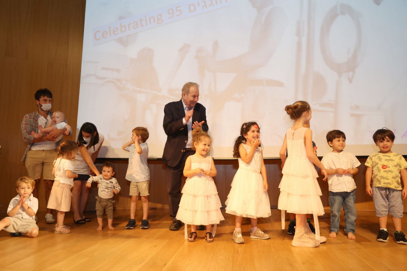 מורי עם חלק מנכדיו וניניו באירוע יום ההולדת 95 שלו, 1.10, אנו - מוזיאון העם היהודי (צילום: איציק בירן)