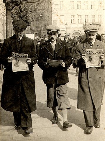 Out of 50 daily Yiddish newspapers distributed worldwide, 30 published some 300 Schund stories in seuquences.* Kalizs, Poland 1933. Beit Hatfutsot, the Oster Visual Documentation Center, courtesy of the Association of Former Residents and Descendants of Kalizs and Vicinity, Tel Aviv