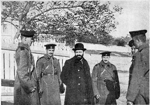 בייליס מובל לזירת הרצח תחת משמר של אנשי צבא, 1911 (ויקיפדיה)