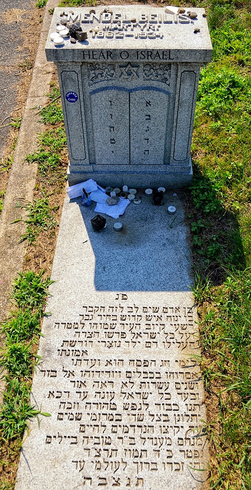Headstone and footstone at the grave of Menahem Mendel Beilis, Queens, NYC, 2011 (GB77, Wikipedia)