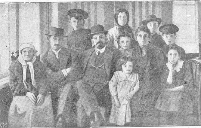 משפחת בייליס המורחבת לאחר שחרורו של מנדל, קייב 1913 (גנזך המדינה, אוסף צחי יפהר)
