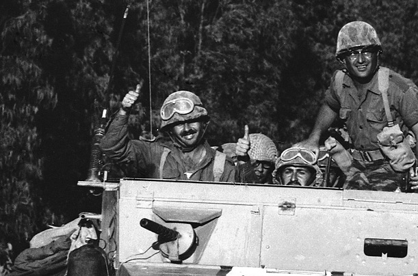 Israeli soldiers in the convoy Schutzer joined, June 5th, 1967 (Life Magazine)