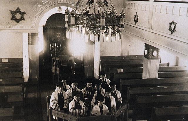 Rabbi and Choir in the Synagogue, Turku, Finland, c.1922 (The Oster Visual Documentation Center, ANU - Museum of the Jewish People, Courtesy of Jakob Seela, Finland)