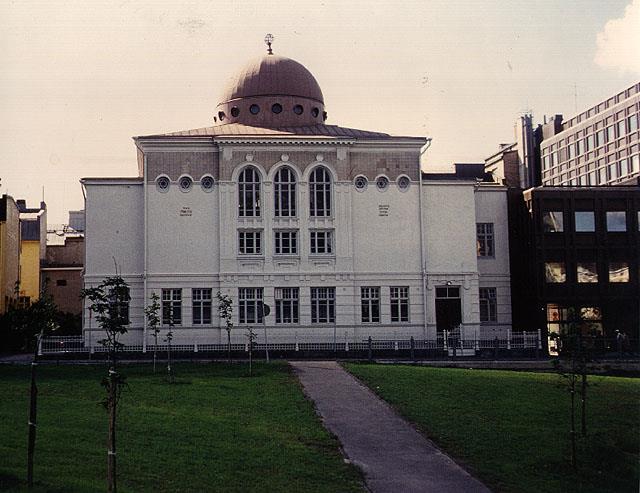 Helsinki Synagogue, built in 1906. Photo: Tony Barnard.1978 (The Oster Visual Documentation Center, ANU -Museum of the Jewish People, courtesy of Tony Barnard, UK)