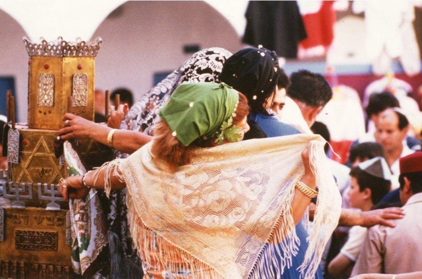 הילולת ל"ג בעומר בבית הכנסת אל-גריבה, ג'רבה, תוניסיה, 1981. צילום: יאן פאריק. המרכז לתיעוד חזותי ע"ש אוסטר, אנו – מוזיאון העם היהודי, באדיבות יאן פאריק