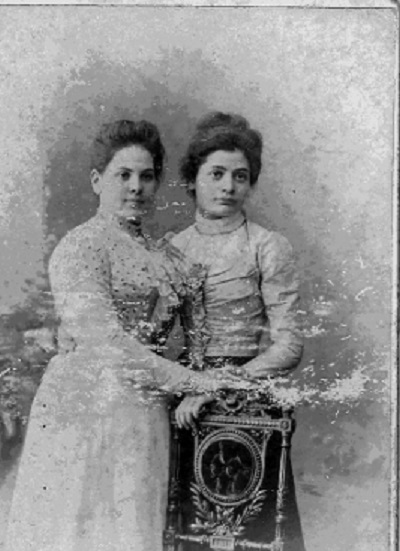Bat Sheva Yonis-Guttman with her sister, Ester (Wikipedia)