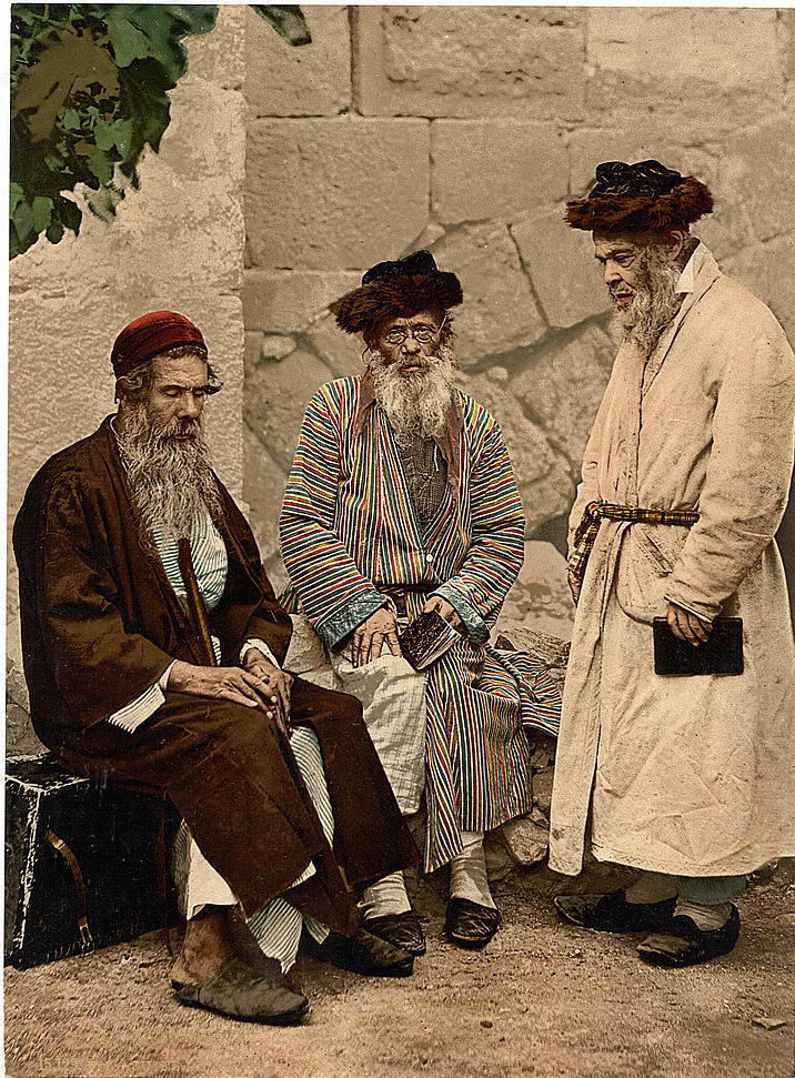 שלושה יהודים בלבוש אופייני; מימין: שני אשכנזים בלבוש חסידי ותלמיד חכם ספרדי. ירושלים, 1890. נצבע בפוטוכרום