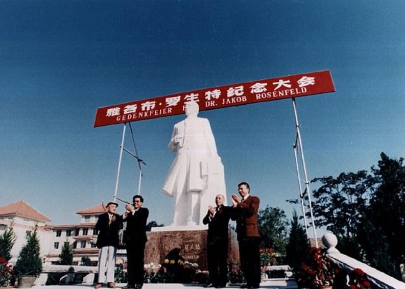 טקס הסרת הלוט מעל פסלו של ד"ר רוזנפלד, יונאן, סין 1992