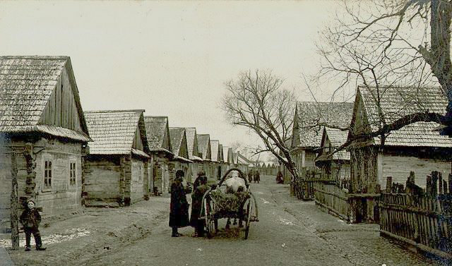 A village near the town of Pruzhany, Belorussia, autumn 1916. Unknown German photographer. The Oster Visual Documentation Center, ANU – Museum of the Jewish People, courtesy of Gamal LTD., Kibbutz Sarid