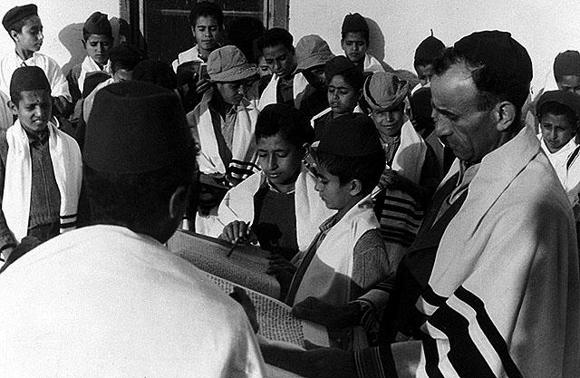 לדים עולים מתימן בכפר הנוער 'מאיר שפיה', ישראל, שנות ה-1950 (המרכז לתיעוד חזותי ע"ש אוסטר, אנו - מוזיאון העם היהודי. באדיבות כפר הנוער מאיר שפיה)