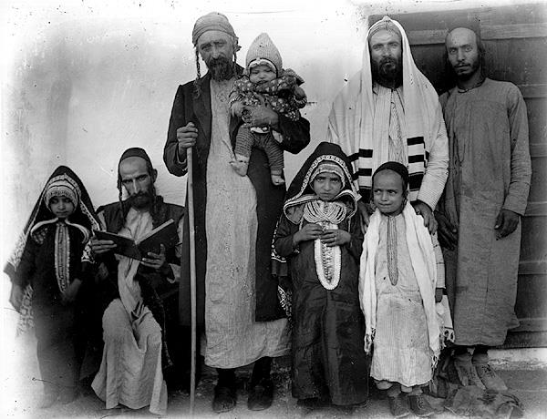 Jewish family. San'a, Yemen 1930s. Photo: Yehiel Haiby, Israel (The Oster Visual Documentation Center, ANU - Museum of the Jewish People, courtesy of Ruma Haiby, Israel)