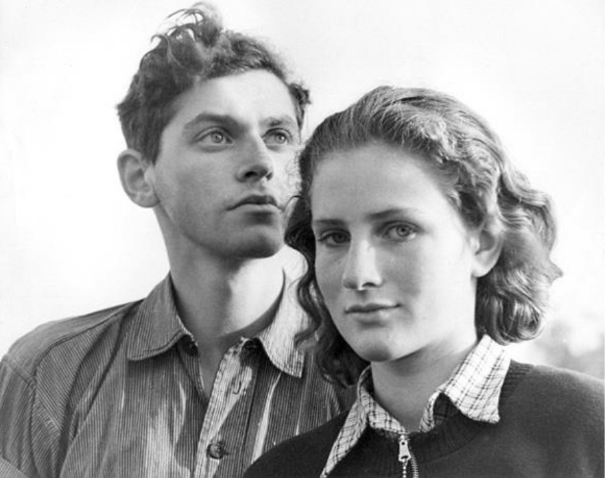 Young man Rolf Baruch and girl at agricultural training in Ahrensdorf, Germany, 1935 Photo: Herbert Sonnenfeld (The Oster Visual Documentation Center, ANU – Museum of the Jewish People, Sonnenfeld collection)
