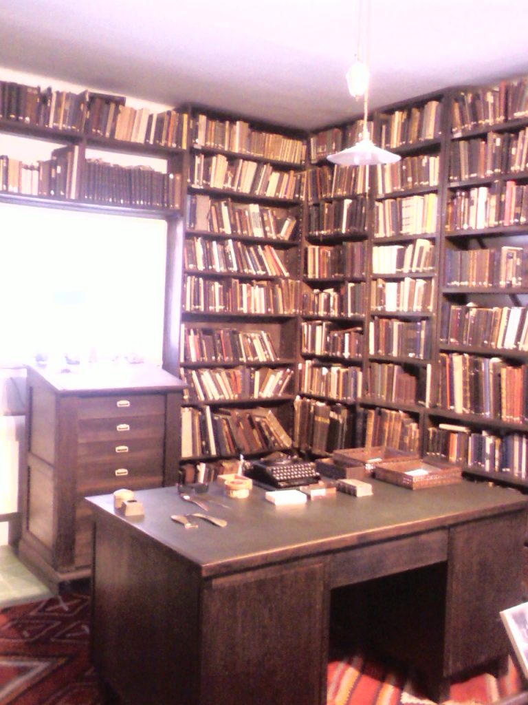 The working room of Shai Agnon. (photo: Gal Oren, Wikipedia)