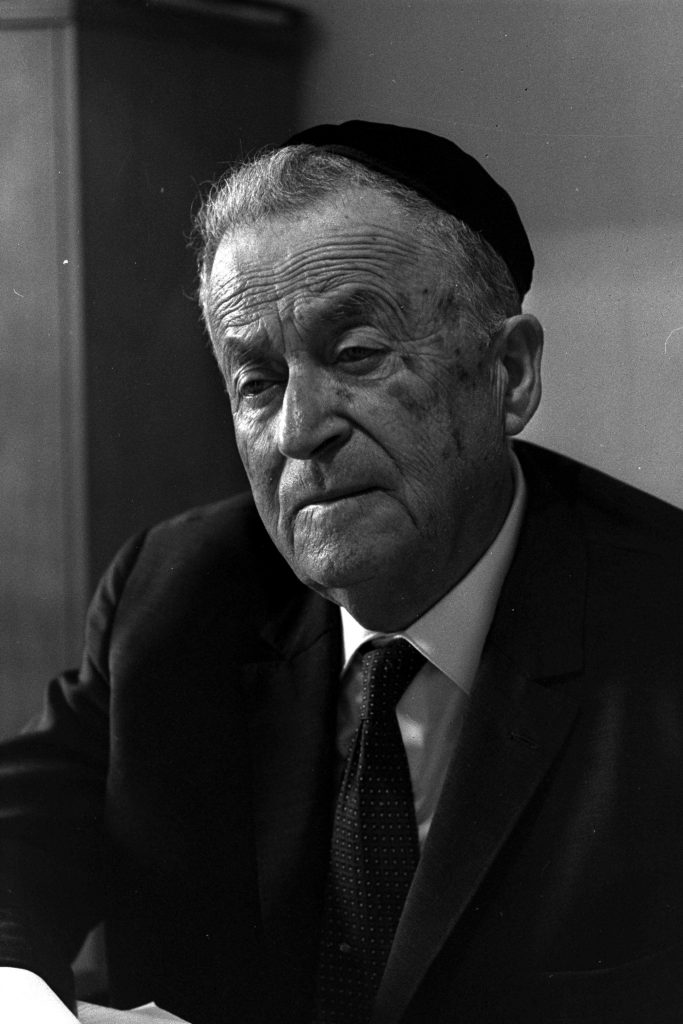 ש"י עגנון בביתו בירושלים, 21 באוקטובר 1966‏ (אוסף התצלומים הלאומי, לשכת העיתונות הממשלתית, ויקיפדיה)