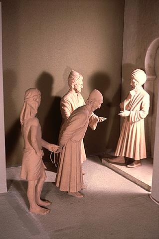 פידיון שבויים, המאה ה-12. קבוצת פסלים מאת אסטריד ז'ידובר, אמנית בסטודיו של ג'יימס גרדנר, לונדון, אנגליה, 1977. תצוגת הקבע הישנה, בית התפוצות