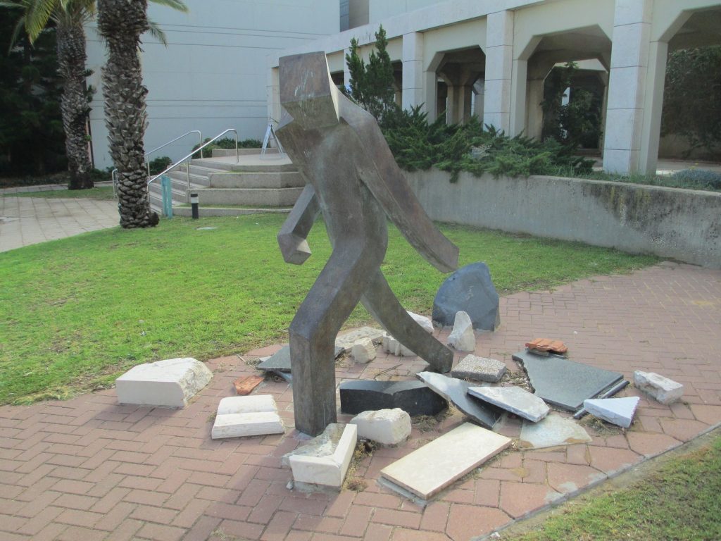 Shoa and Revival sculpture in Tel Aviv University, by sculpture Varda Yoran, donated by Felix and Ruta Zandman (Dr. Avishai Teicher, Wikipedia)