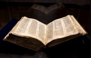 Кодекс Сассуна в экспозиции АНУ — Музея еврейского народа (фото: Ицик Биран)