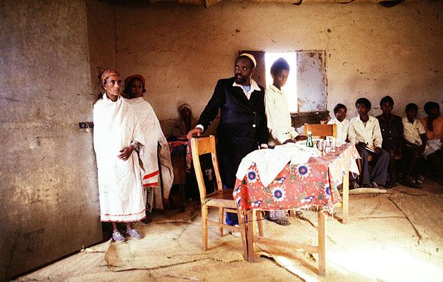 תפילה בבית הכנסת, וולקה, אתיופיה, 1984, צילום: דורון בכר המרכז לתיעוד חזותי ע"ש אוסטר, אנו - מוזיאון העם יהודי