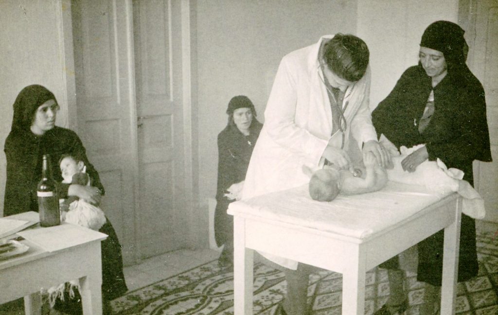 ד"ר הלנה כגן בודקת תינוק במרפאה (Oren Kagan, Wikipedia)