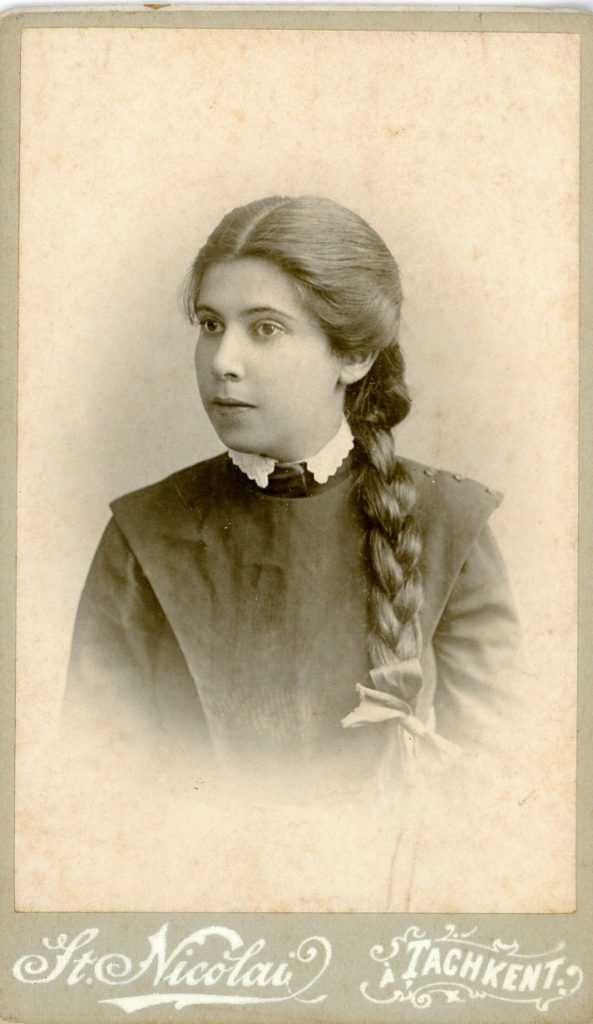 Helena Kagan in Tashkent, 1904 (Oren Kagan, Wikipedia)