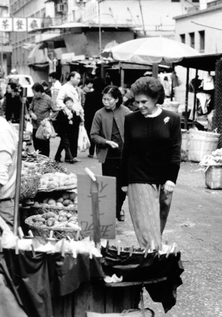 ליליאן ורנון בשוק בגואנז'ו, סין, 1981 (צילום: פרד הוכברג, אלבום משפחתי)