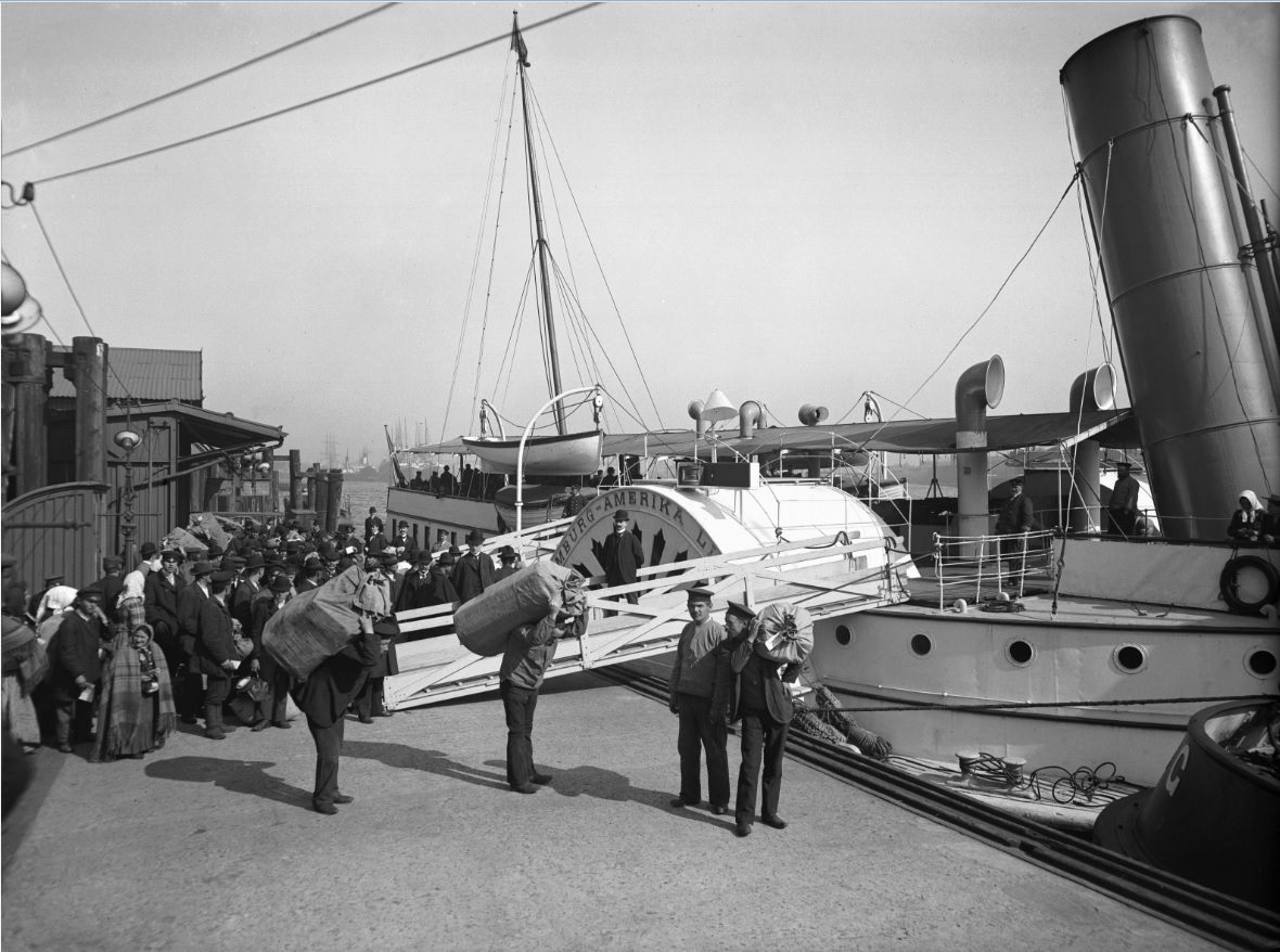 מהגרים עולים על האונייה בקו המבורג-אמריקה. צילום: היינריך המאן, המבורג, גרמניה, 1909