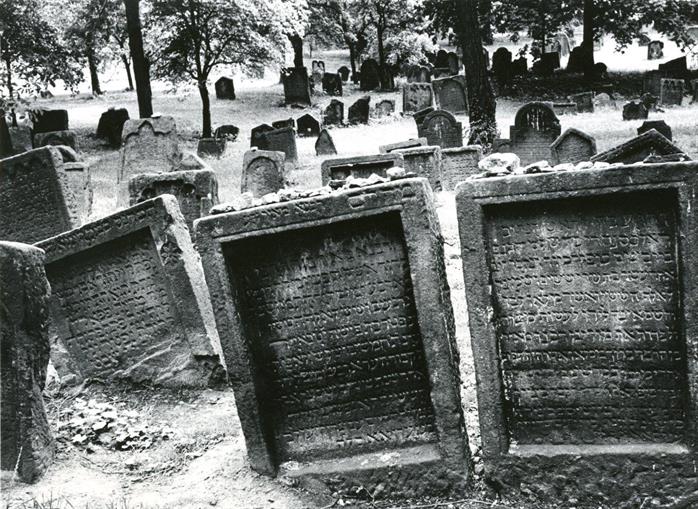 המצבה על קברו של מהר"ם מרוטנבורג בבית העלמין היהודי, וורמס, גרמניה 1961 (צילום: לני זוננפלד. המרכז לתיעוד חזותי ע"ש אוסטר, אנו - מוזיאון העם היהודי, אוסף זוננפלד)