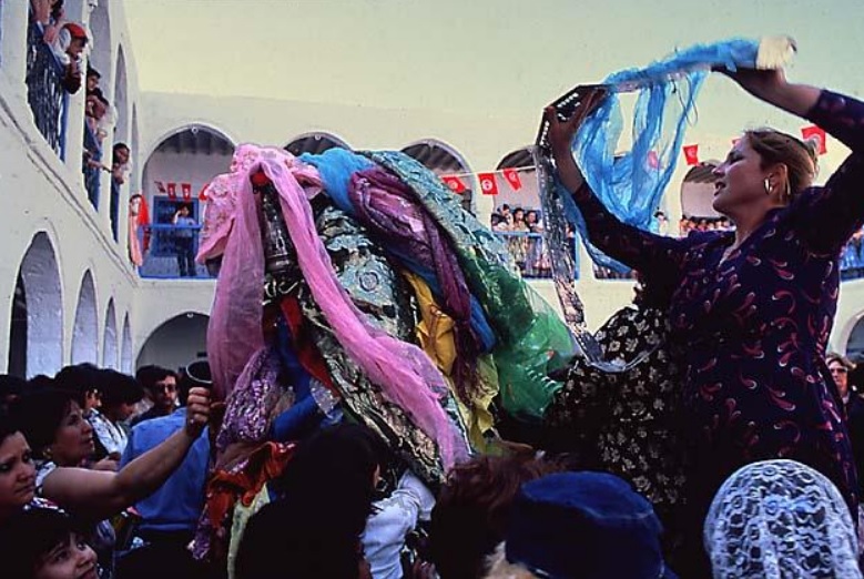 Hilula of Rabbi Shimon Bar-Yochai in Lag Ba-Omer in the courtyard of El-Ghirba Synagogue, Djerba, Tunisia, 1981. Photo: Jan Parik. (The Oster Visual Documentation Center, ANU – Museum of the Jewish People, courtesy of Jan Parik