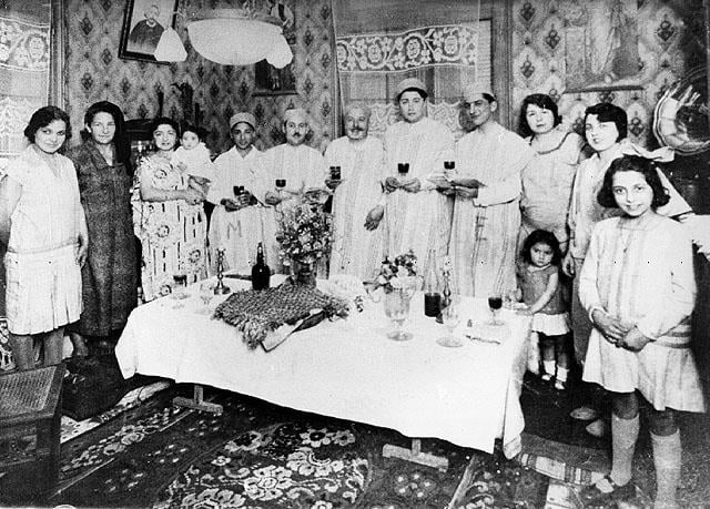 סדר פסח אצל משפחת ראש, אורן, אלג'יריה, 1930 (המרכז לתיעוד חזותי ע"ש אוסטר, אנו - מוזיאון העם היהודי, באדיבות ז'ק אסולין, ישראל)
