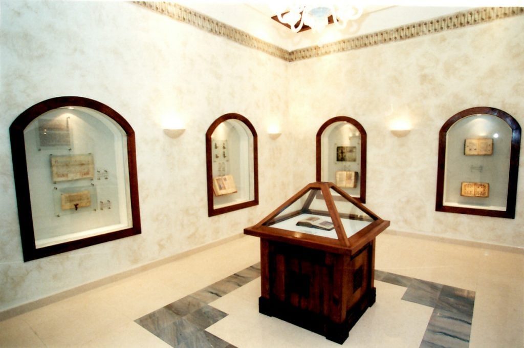 חדר התצוגה המוגן במוזיאון הלאומי של בוסניה והרצגובינה ובמרכזו הגדת סרייבו (ויקיפדיה)