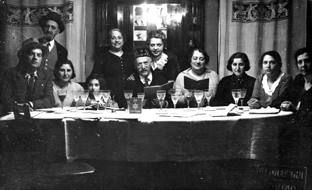 ליל הסדר בבית משפחת רומנין, ונציה, איטליה, 1933 (המרכז לתיעוד חזותי ע"ש אוסטר, אנו - מוזיאון העם היהודי, באדיבות נלה פאנו, ישראל)