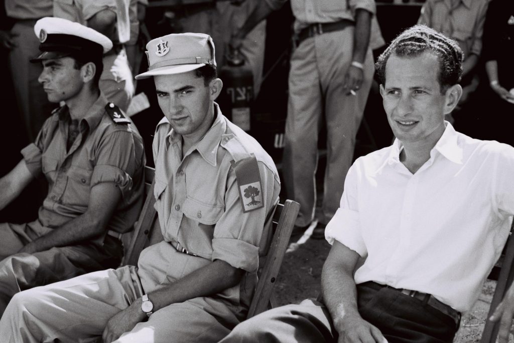 בריג (בחולצה לבנה) בטקס הענקת עיטור הגבורה, ‏17 ביולי 1949 ‏(לע"מ)