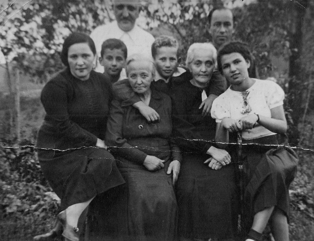 אמיל בריג (במרכז) עם הוריו ושתי סבותיו. טרנוב, שנות ה-30 (באדיבות משפחת בריג, יד ושם)