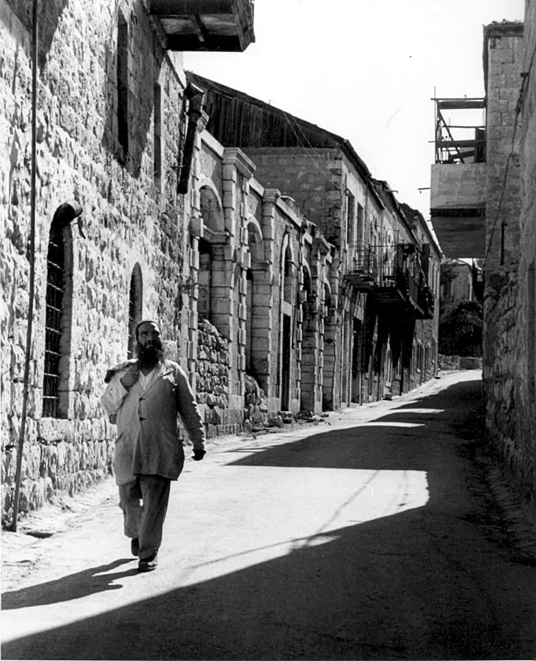 יהודי ברחוב, צפת, 1950. צילום: לני זוננפלד. המרכז לתיעוד חזותי ע"ש אוסטר, אנו - מוזיאון העם היהודי, אוסף זוננפלד