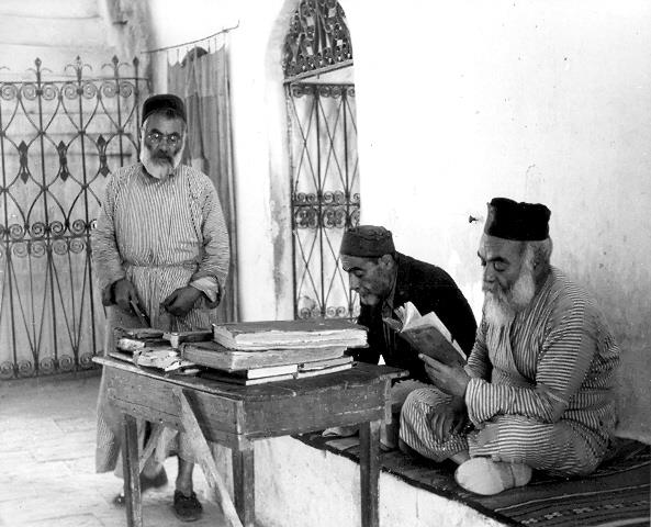 יהודים לומדים גמרא, צפת, 1937. צילום: הרברט זוננפלד. המרכז לתיעוד חזותי ע"ש אוסטר, אנו - מוזיאון העם היהודי, אוסף זוננפלד