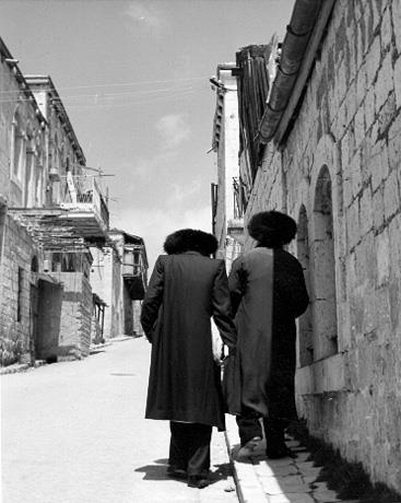 יהודים חסידים ברחוב, צפת, 1952. צילום: לני זוננפלד. המרכז לתיעוד חזותי ע"ש אוסטר, אנו - מוזיאון העם היהודי, אוסף זוננפלד