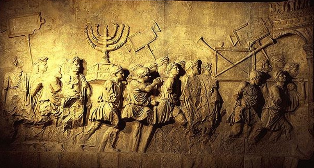 רפליקה. פרט מתוך שער טיטוס ברומא. התצוגה המקורית של בית התפוצות