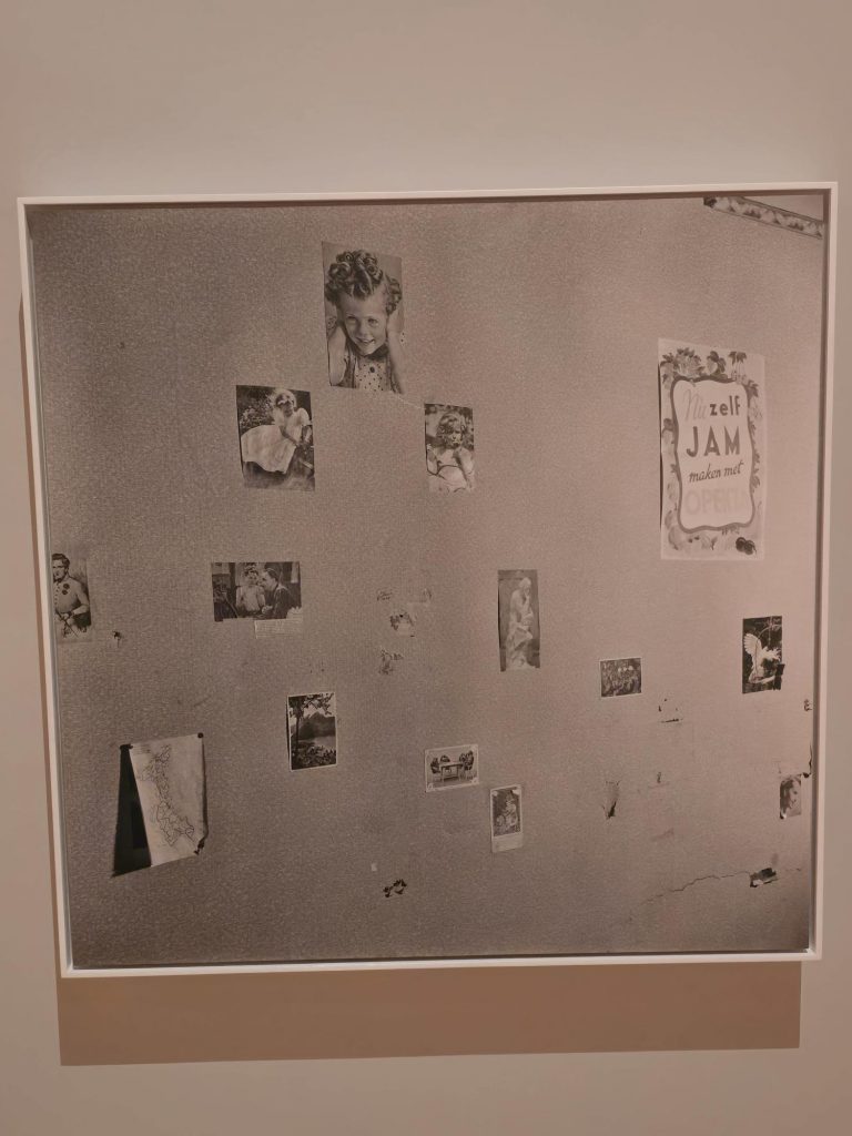 מריה אוסטריה, חדר השינה של אנה פרנק עם גזירים. פרינסנחראכט, אמסטרדם, הולנד, 1954. אוסף Particam Pictures – מריה אוסטריה, הנק יונקר @מכון מריה אוסטריה. צילום מתוך התערוכה "עדשה משלה", אנו – מוזיאון העם היהודי