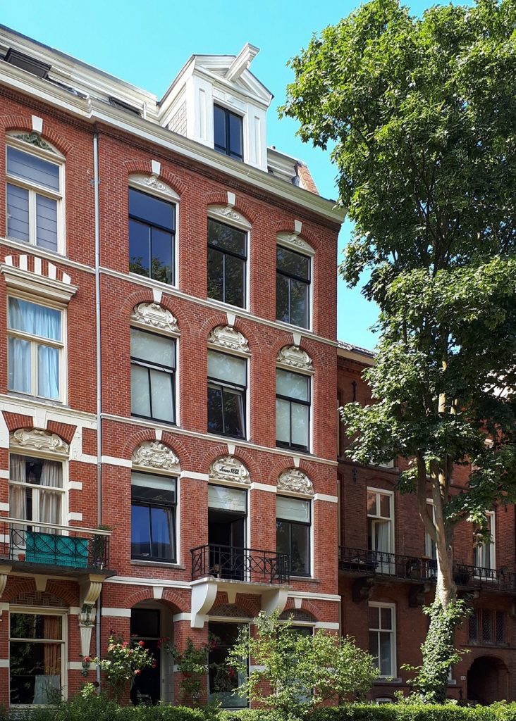 עליית הגג של הבית ברחוב Vondelstraat 110 באמסטרדם, שם הסתתרה מריה אוסטריה בזמן הכיבוש הנאצי ומחלונו צילמה בהיחבא. צילום: Nicola, Wikimedia Commons, CC-by-sa 4.0